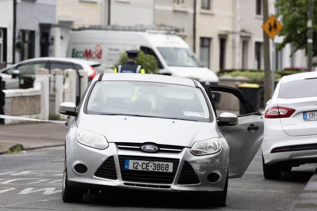 The men – two men aged in their early 20s, and a teenager – were arrested by gardai on Slievebloom Road shortly after the reports of the shooting.
