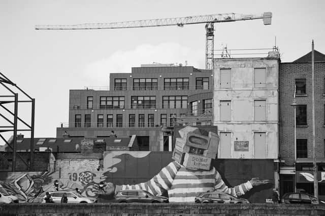 100 Bliain de Thithíocht - Géarchéim gan Deireadh draws a line from the birth of the state to the crisis we find ourselves in today. From the flats of the 30s to the high-rise of the 60s. From the bungalows of the 70s to the bubble of the 00s. 