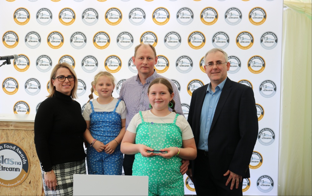 Jim & Bernadeta Murphy alongside daughters Mia and Sophie presented with the Irish Butcher's Guild award by John Molloy