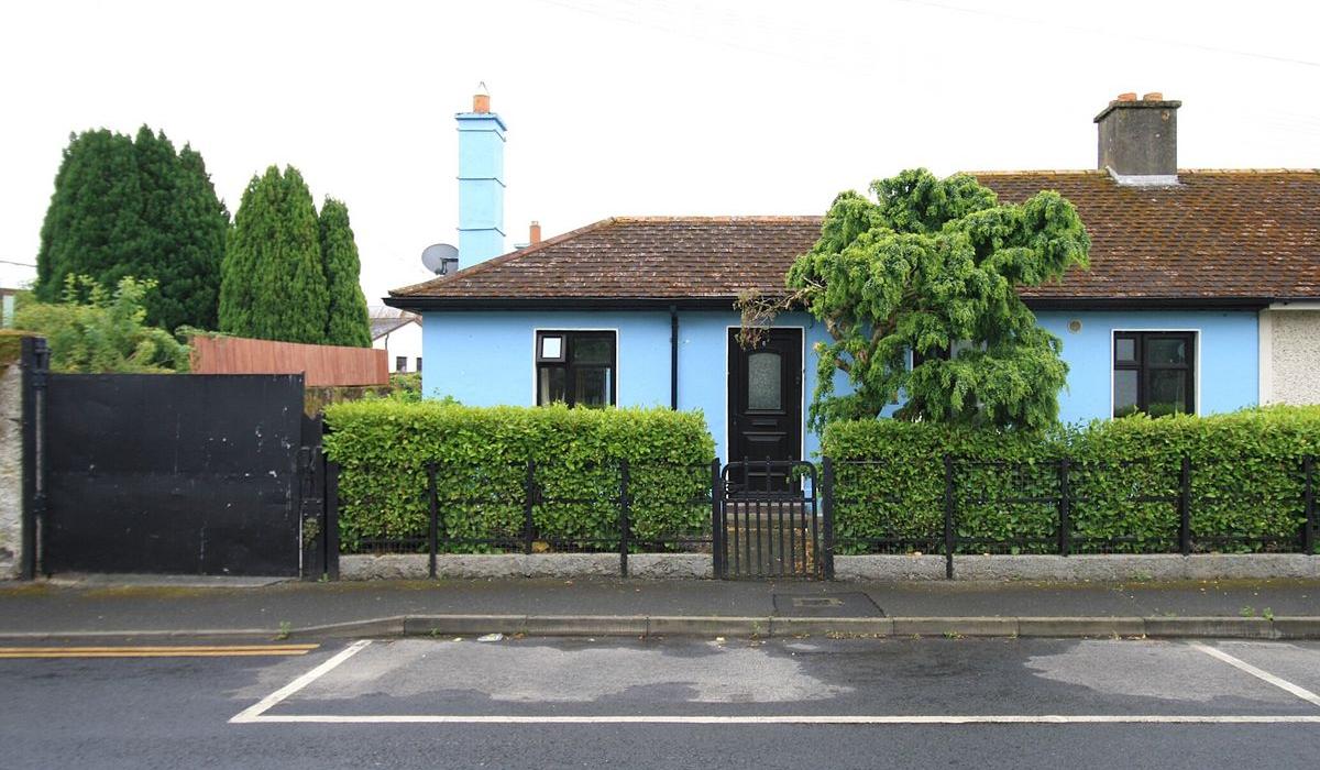 PICTURES: Quirky blue bungalow for sale in Carlow with added bonuses for €219,500