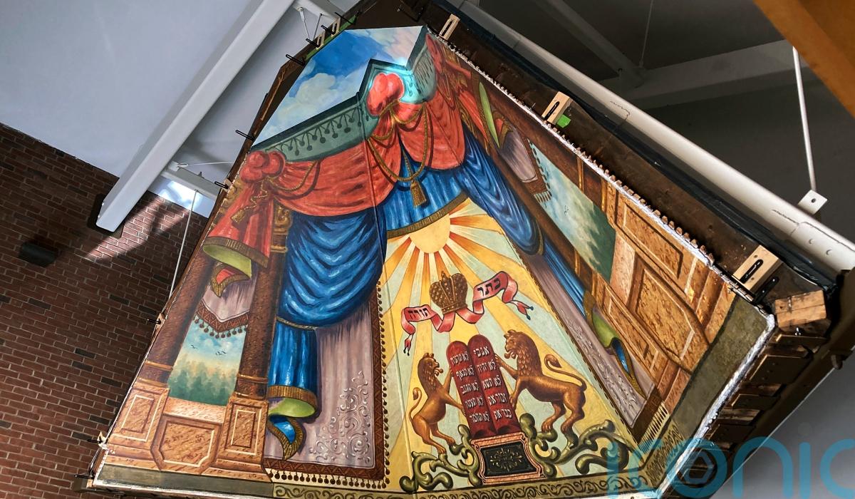 Lobis – atkurta reta sinagogos freska