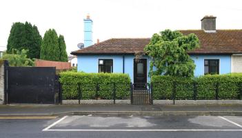 PICTURES: Quirky blue bungalow for sale in Carlow with added bonuses for &euro;219,500
