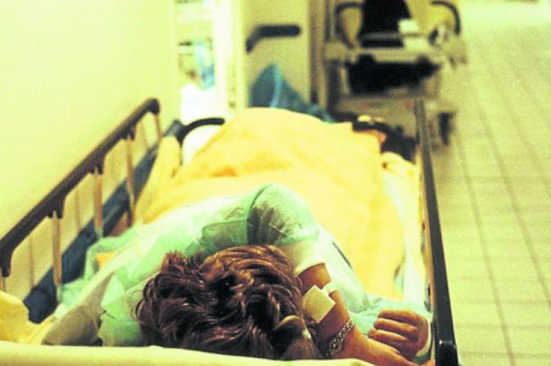 Nurses call for 'serious intervention' as almost 1000 people wait on trolleys today (Jan 3)