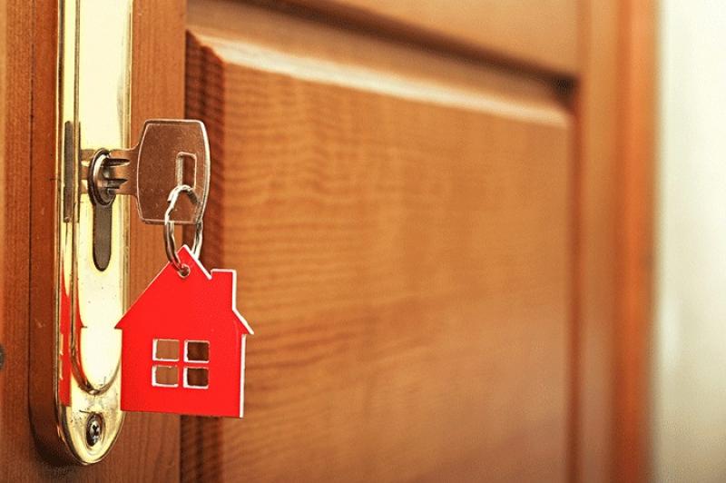 Senator calls for ban on investment funds 'gobbling up homes in bulk'