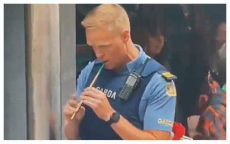 WATCH: No arrest necessary as tin-whistling Garda steals the show at Fleadh Cheoil na hÉireann