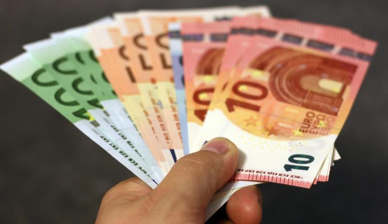 Irish people eligible for €285 social welfare boost even in full-time employment