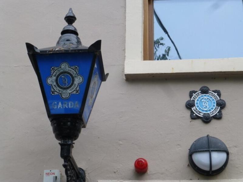Man 'roaring and shouting' with  a hammer demands cash from staff at a shop in Carlow Town
