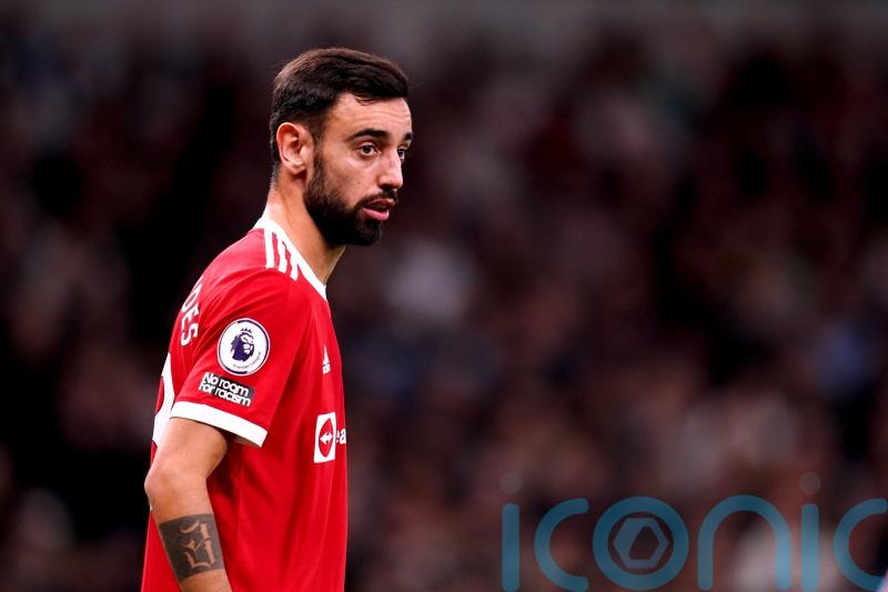 Bruno Fernandes signs new deal with Manchester United