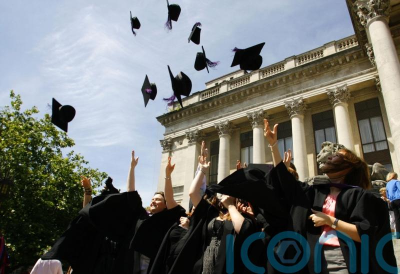 Earnings gap between men and women graduates grows to €125 per week