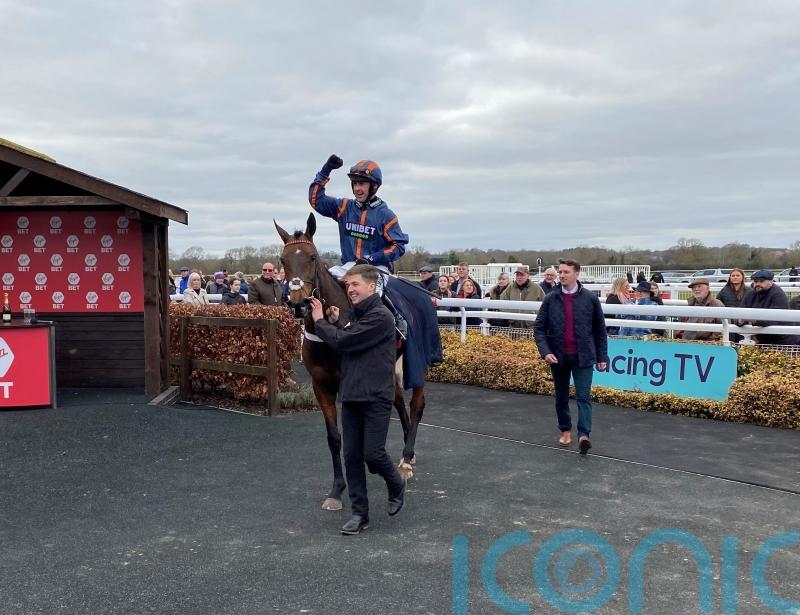 Nicky Henderson's Theatre Glory poised to take on Epatante and De Bromhead's Honeysuckle