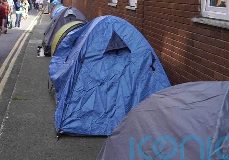 Four unaccompanied children among 1,400 refugees forced to sleep rough – report