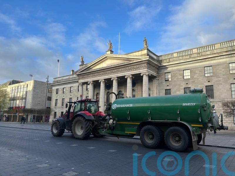 Government wins confidence motion but loses junior minister